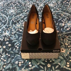 WMNS black wedge heels